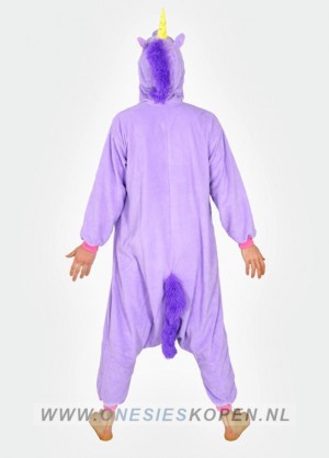 paarse unicorn onesie achter